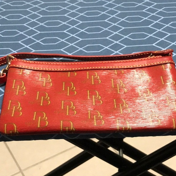 Dooney & Bourke red wristlet, leather - Picture 2 of 4